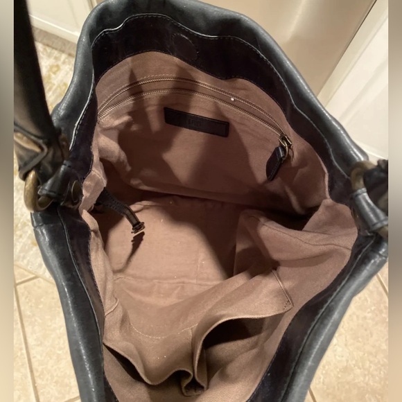 👀 FRYE Metal Stud Detail Charcoal Leather Hobo Crossbody Very Hard To Find - Picture 5 of 5